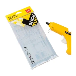 Bâton de colle chaude Deli : sachet transparent de 10 bâtons, à côté d'un pistolet à colle jaune posé en arrière-plan