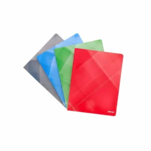 Cahier de dessin Ancor : quatre couvertures plastiques translucides grise, bleue, verte et rouge disposées en éventail