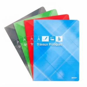 Cahier TP A4 Ancor en couverture bleue, éventail de quatre cahiers gris, vert, rouge et bleu avec pictogrammes scientifiques