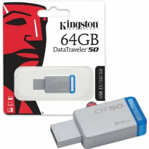 Clé USB 64 Go Kingston DT50 en métal argenté à capuchon bleu, posée devant son emballage blister rouge et blanc.