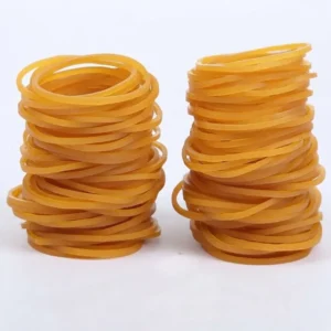 Élastique 80 mm : deux piles d'élastiques jaune ambré en caoutchouc, posées côte à côte sur fond blanc, vue de face.