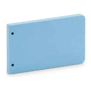 Intercalaire rectangle carton bleu clair à deux perforations sur le bord gauche, vu de trois quarts sur fond blanc.