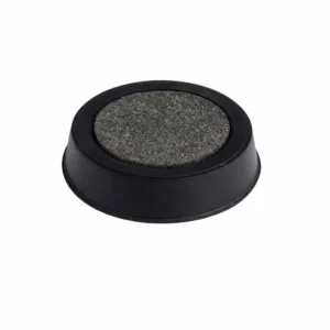 Mouillette pour doigts noire ronde vue de côté, avec une éponge grise humide au centre sur fond blanc.