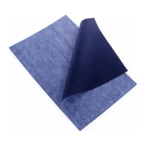 Papier carbone A4 bleu posé à plat, une feuille relevée en coin laissant voir sa face bleu foncé sur fond blanc.