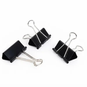 Pince double clip 19 mm noire, trois pinces posées sur fond blanc, vue de trois quarts, poignées métalliques ouvertes