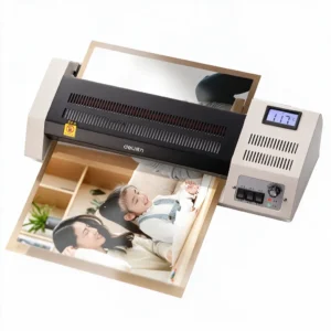 Plastifieuse Deli 3895 A3 vue de trois quarts, bloc noir et beige, écran LCD affichant 117 °C, feuille plastifiée en sortie.