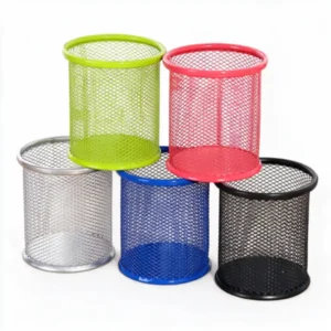 Porte stylo métal rond en mailles, cinq coloris vus de face : vert, rouge, argent, bleu et noir, disposés en pyramide