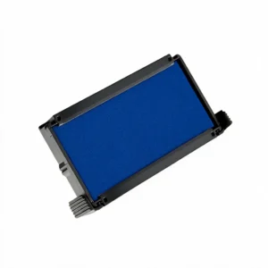 Recharge cachet dateur bleue, encadrée de plastique noir, vue en biais sur fond blanc, avec son tampon d'encre bleu visible.