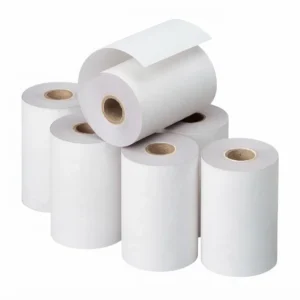 Rouleau thermique caisse blanc : plusieurs rouleaux empilés sur fond blanc, mandrin en carton visible au centre.