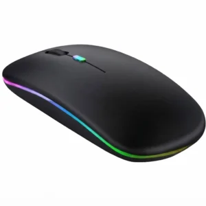Souris sans fil rechargeable noire vue en oblique sur fond blanc, avec un liseré lumineux multicolore sur sa base.