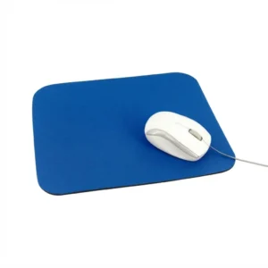 Tapis de souris bleu rectangulaire aux coins arrondis, posé à plat sur fond blanc, avec une souris filaire blanche dessus